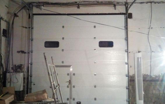 Монтаж подъемно секционных ворот в пожарной части п. Биракан