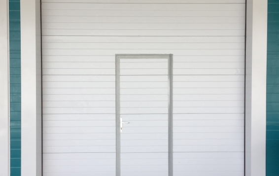 Монтаж подъёмно-секционных ворот в складском комплексе ООО «ДВ-Строй»